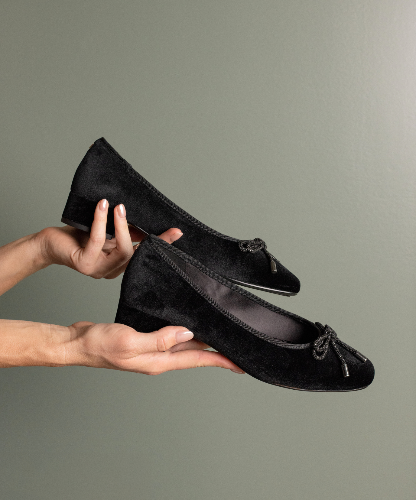 The Hummingbird 30 - Black Velvet Bow