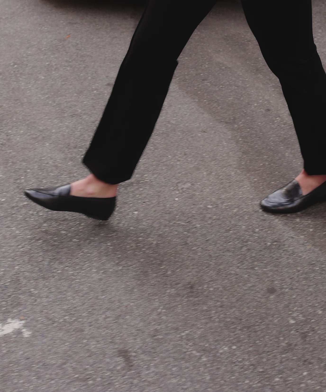 on figure top view video of the Vesper loafer in Noir (black) Leather