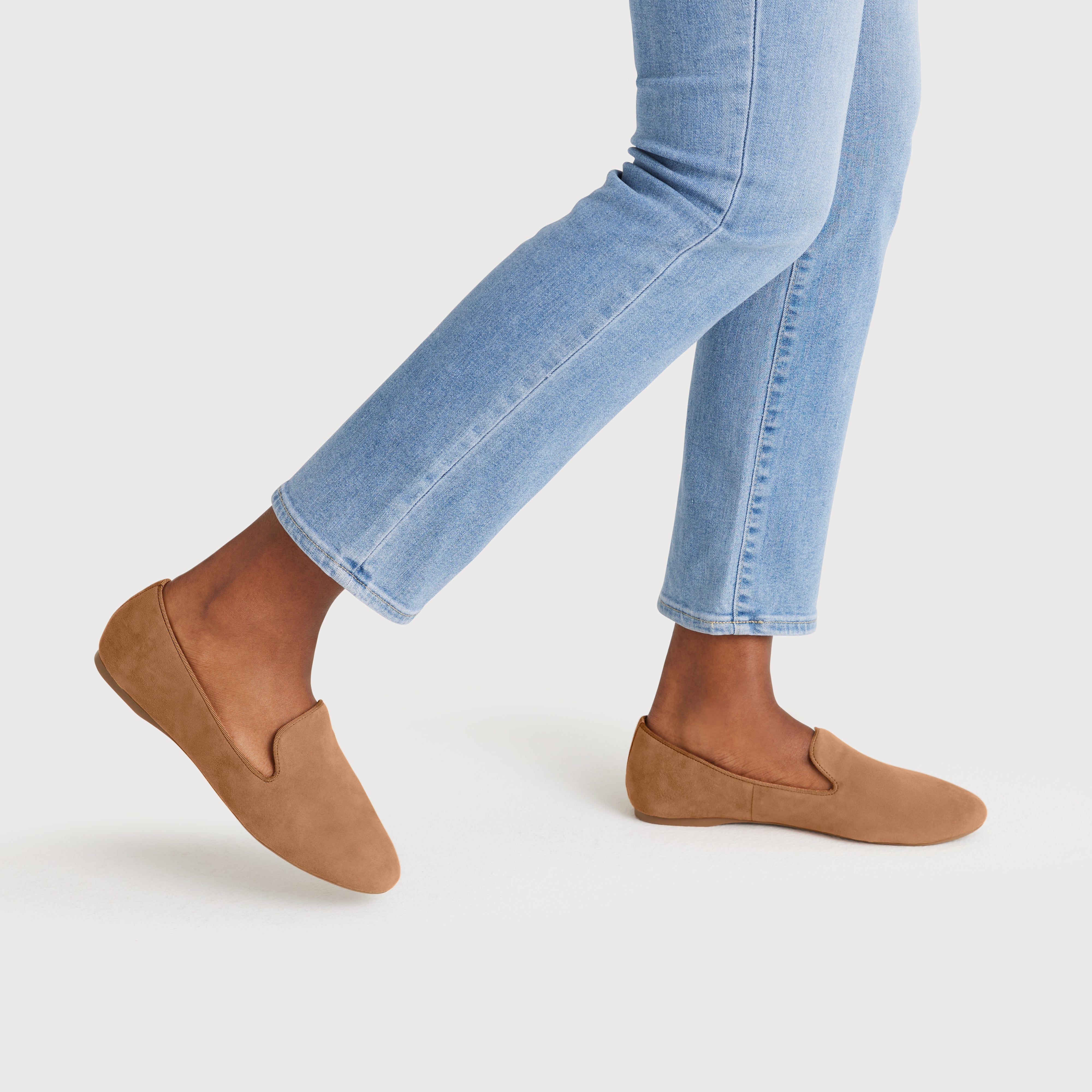 on figure side view of the Starling in golden oak (tan) suede
