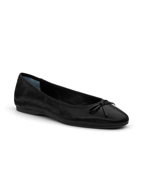front 3/4ths view of the Hummingbird in Noir (black) leather