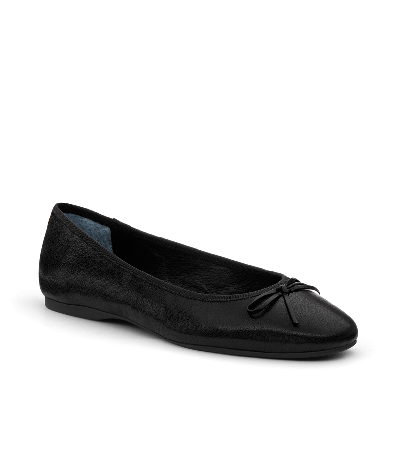 front 3/4ths view of the Hummingbird in Noir (black) leather