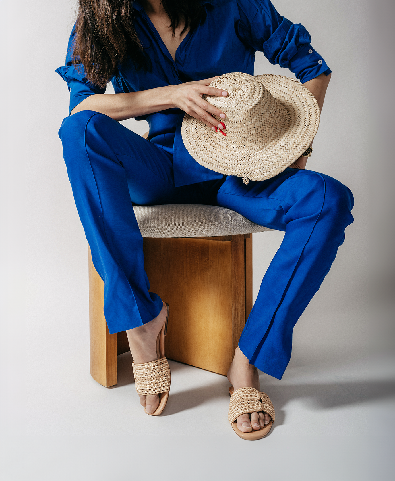 on figure top view of the Kiwi Sandal in Sand (tan) raffia 