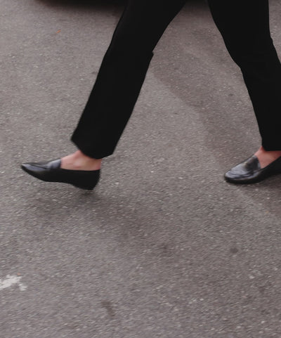 on figure top view video of the Vesper loafer in Noir (black) Leather