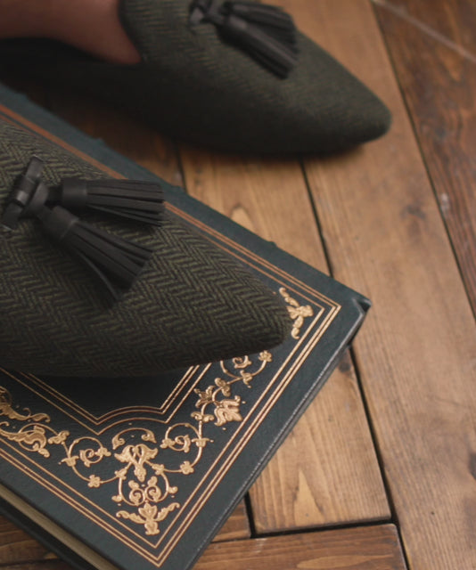 video view of the Dove in Olive Herringbone Tassel on figure