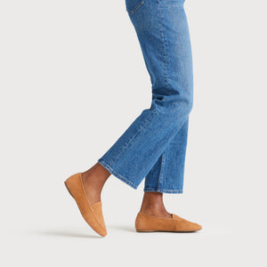 on figure side view of the Vesper loafer in Toffee (tan) Suede