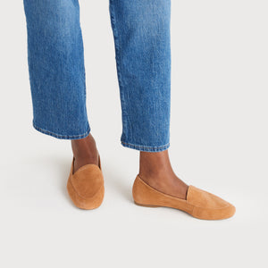 on figure top view of the Vesper loafer in Toffee (tan) Suede